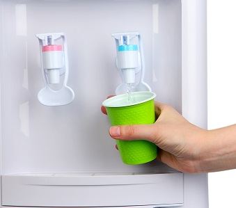 Plumbed-in water dispenser